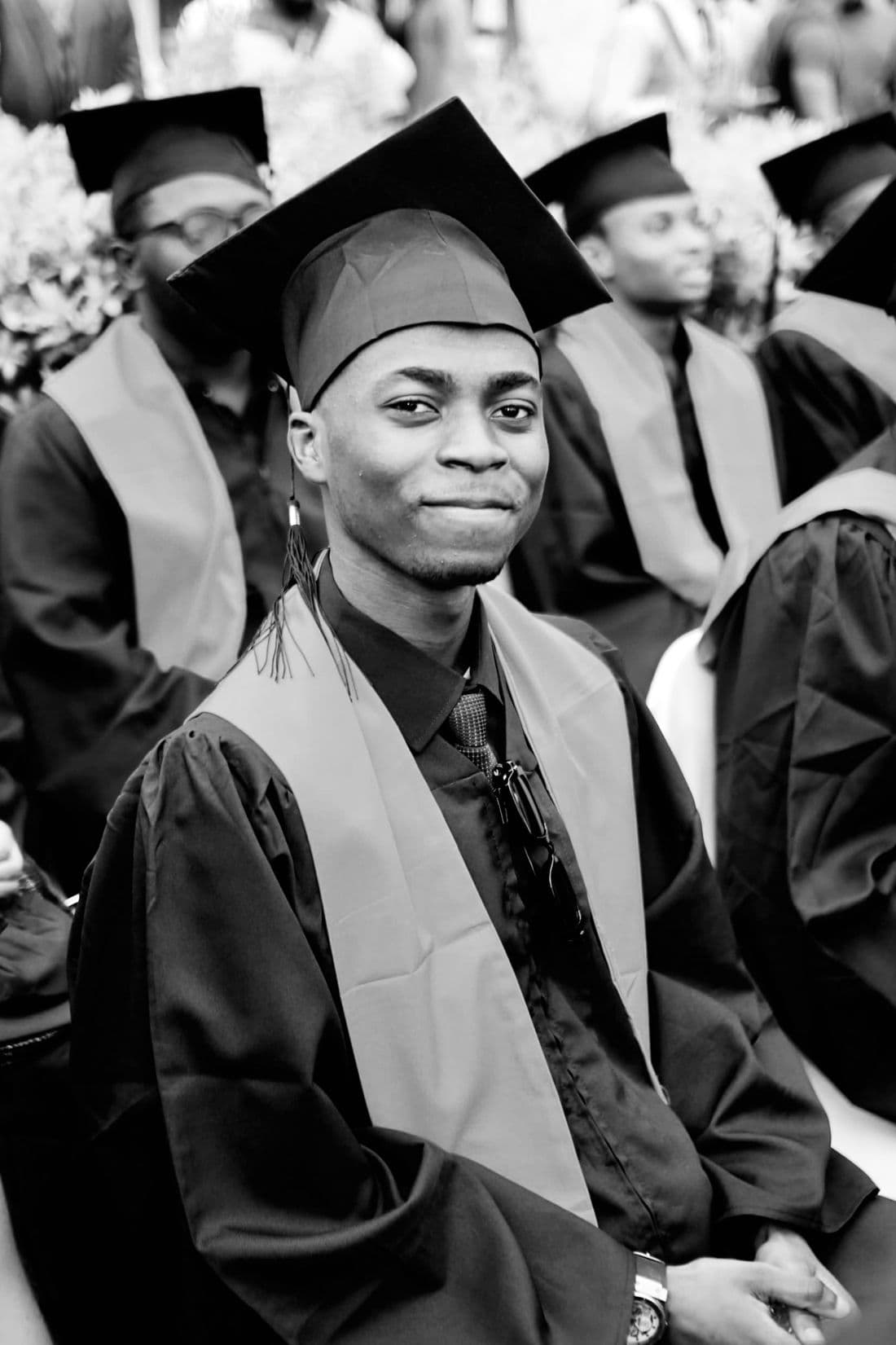 Isaac Onekonga en tenue de remise de diplôme